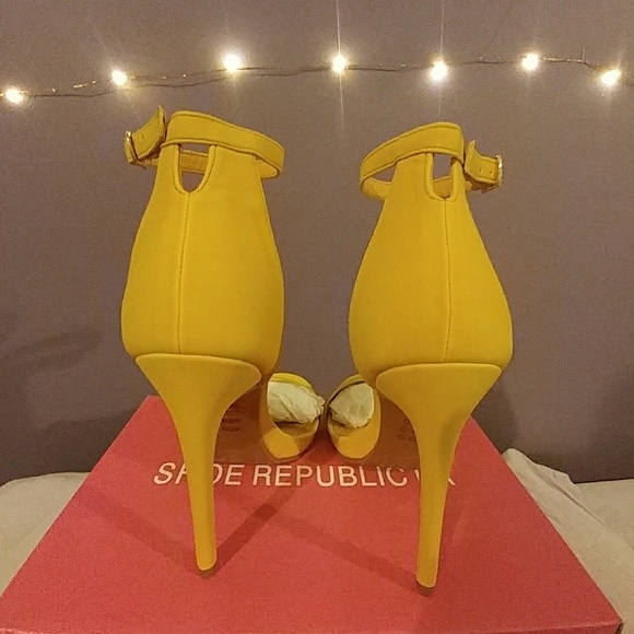 Cute ankle mustard heels. - Picture 3 of 8